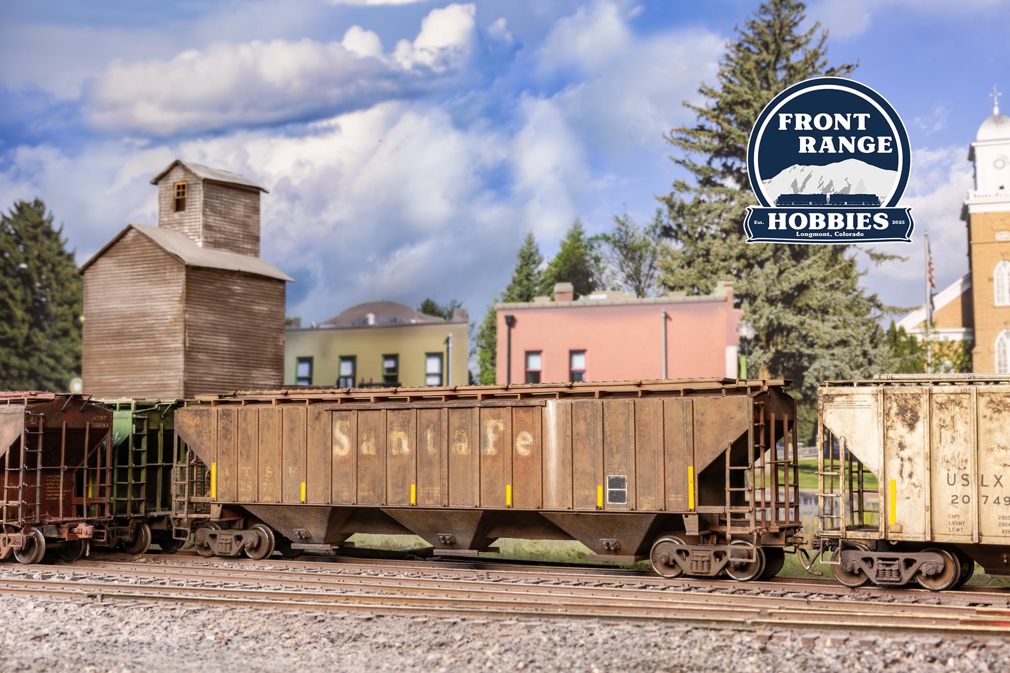 HO Scale Intermountain ATSF 4750 Cubic Feet 3-Bay Covered Hopper #312877 (Weathered)