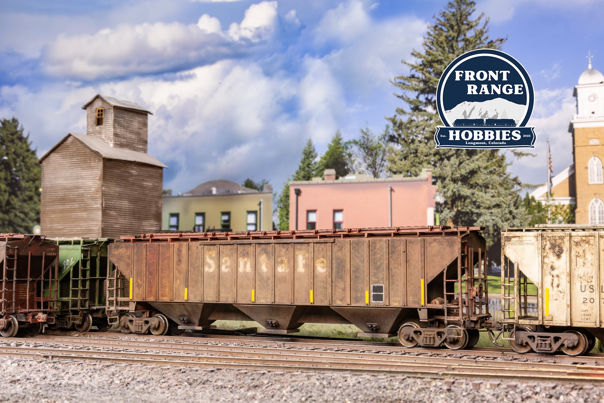 HO Scale Intermountain ATSF 4750 Cubic Feet 3-Bay Covered Hopper #312877 (Weathered)